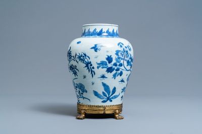 Een Chinese blauw-witte vaas op vergulde bronzen voet, Kangxi
