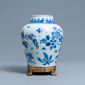 Een Chinese blauw-witte vaas op vergulde bronzen voet, Kangxi — foto 1