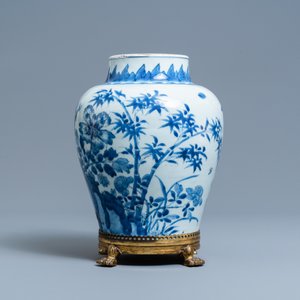 Een Chinese blauw-witte vaas op vergulde bronzen voet, Kangxi — foto 2
