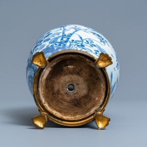 Een Chinese blauw-witte vaas op vergulde bronzen voet, Kangxi — foto 6