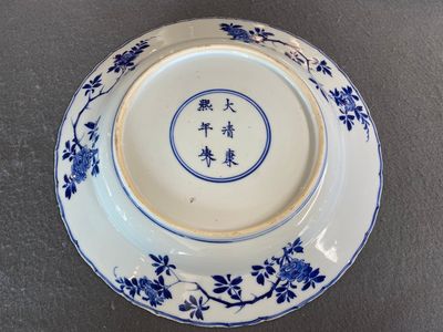 Een Chinese blauw-witte 'vier seizoenen' schotel, Kangxi merk en periode — foto 2