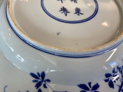 Een Chinese blauw-witte 'vier seizoenen' schotel, Kangxi merk en periode — foto 3