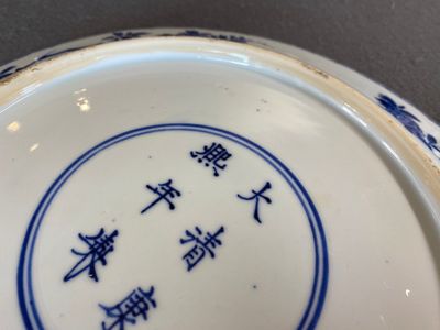 Een Chinese blauw-witte 'vier seizoenen' schotel, Kangxi merk en periode — foto 4