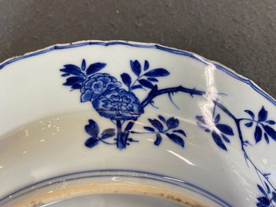 Een Chinese blauw-witte 'vier seizoenen' schotel, Kangxi merk en periode — foto 5