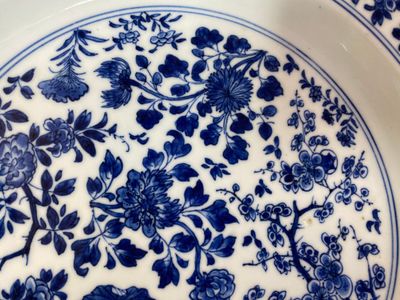 Een Chinese blauw-witte 'vier seizoenen' schotel, Kangxi merk en periode — foto 7