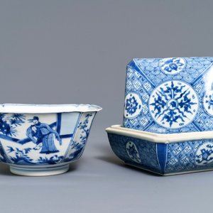 Een Chinese blauw-witte vierkante dekseldoos en een kom, Chenghua merk, Kangxi — foto 1