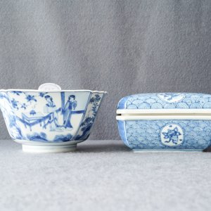 Een Chinese blauw-witte vierkante dekseldoos en een kom, Chenghua merk, Kangxi — foto 11