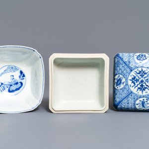 Een Chinese blauw-witte vierkante dekseldoos en een kom, Chenghua merk, Kangxi — foto 6