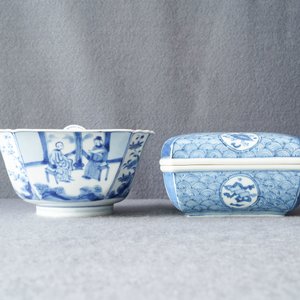 Een Chinese blauw-witte vierkante dekseldoos en een kom, Chenghua merk, Kangxi — foto 10