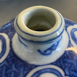 Een Chinese blauw-witte vierkante fles en een kendi, Ming — foto 17
