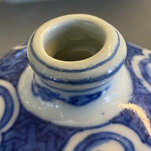 Een Chinese blauw-witte vierkante fles en een kendi, Ming — foto 18