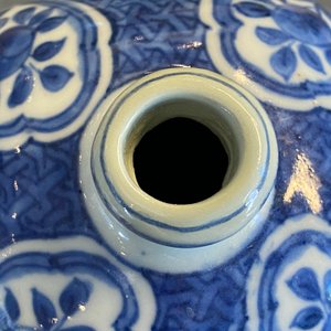Een Chinese blauw-witte vierkante fles en een kendi, Ming — foto 8