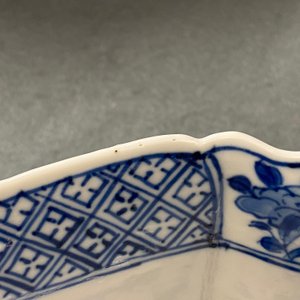 Een Chinese blauw-witte vierkante kom, Chenghua merk, Kangxi — foto 9