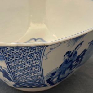 Een Chinese blauw-witte vierkante kom, Xuande merk, Kangxi — foto 10