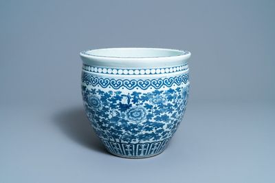 Een Chinese blauw-witte viskom, 19e eeuw