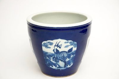 Een Chinese blauw-witte viskom met blauwe fondkleur, 19e eeuw
