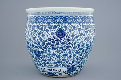 Een Chinese blauw-witte viskom met decor van bloemenslingers, 19e eeuw