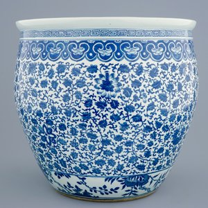 Een Chinese blauw-witte viskom met decor van bloemenslingers, 19e eeuw — foto 4