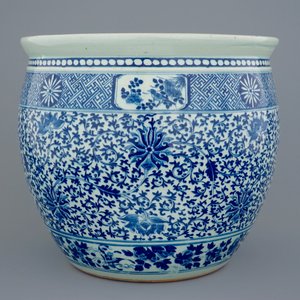 Een Chinese blauw-witte viskom met decor van lotus scrolls, 19e eeuw — foto 4