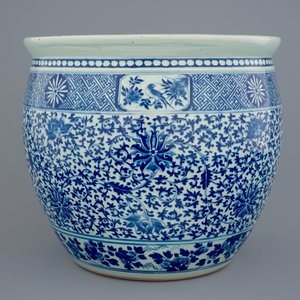 Een Chinese blauw-witte viskom met decor van lotus scrolls, 19e eeuw — foto 5