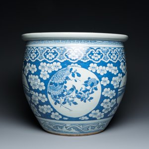 Een Chinese blauw-witte vissenkom met medaillons op een fond van prunusbloemen, 19e eeuw — foto 3