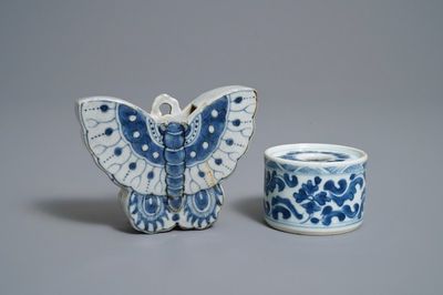 Een Chinese blauw-witte vlindervormige wandvaas en een inktpot, Kangxi/Qianlong