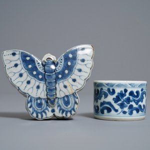 Een Chinese blauw-witte vlindervormige wandvaas en een inktpot, Kangxi/Qianlong — foto 2