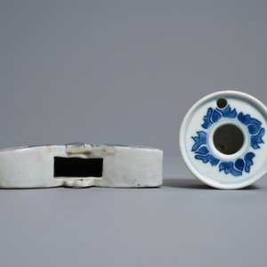Een Chinese blauw-witte vlindervormige wandvaas en een inktpot, Kangxi/Qianlong — foto 6