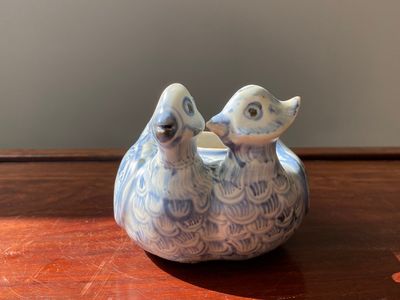 Een Chinese blauw-witte waterdruppelaar in de vorm van twee eenden, Ming — foto 1