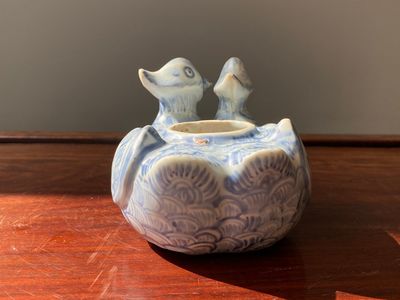 Een Chinese blauw-witte waterdruppelaar in de vorm van twee eenden, Ming — foto 3
