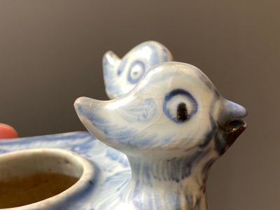 Een Chinese blauw-witte waterdruppelaar in de vorm van twee eenden, Ming — foto 10