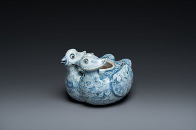 Een Chinese blauw-witte waterdruppelaar in de vorm van twee eenden, Ming