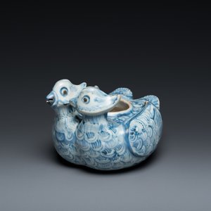 Een Chinese blauw-witte waterdruppelaar in de vorm van twee eenden, Ming — foto 1