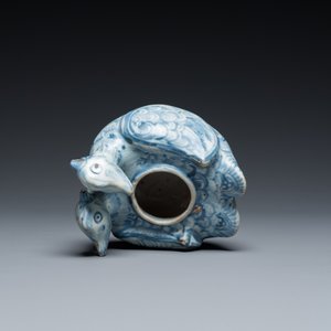 Een Chinese blauw-witte waterdruppelaar in de vorm van twee eenden, Ming — foto 6