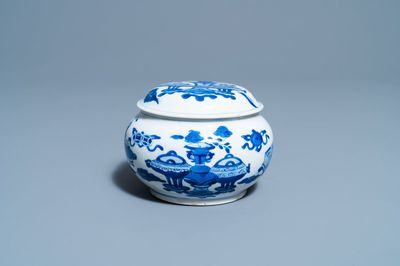 Een Chinese blauw-witte wierookbrander en deksel met antiquiteiten, Kangxi