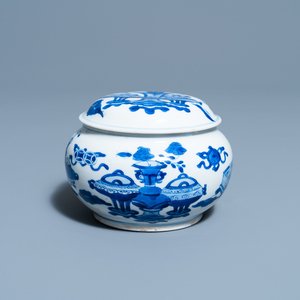 Een Chinese blauw-witte wierookbrander en deksel met antiquiteiten, Kangxi — foto 1