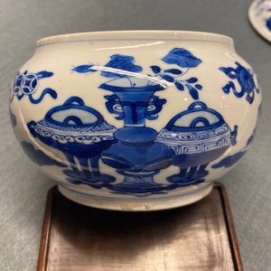 Een Chinese blauw-witte wierookbrander en deksel met antiquiteiten, Kangxi — foto 11