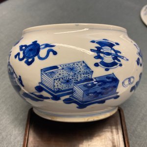 Een Chinese blauw-witte wierookbrander en deksel met antiquiteiten, Kangxi — foto 12