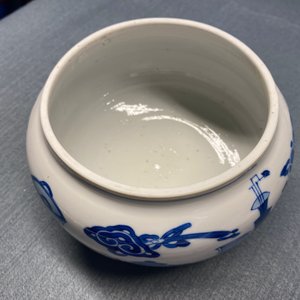 Een Chinese blauw-witte wierookbrander en deksel met antiquiteiten, Kangxi — foto 15