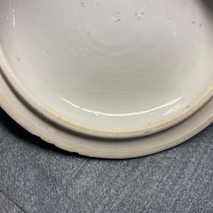Een Chinese blauw-witte wierookbrander en deksel met antiquiteiten, Kangxi — foto 17