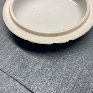 Een Chinese blauw-witte wierookbrander en deksel met antiquiteiten, Kangxi — foto 18