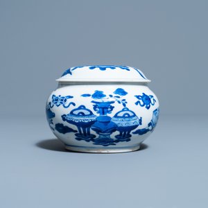 Een Chinese blauw-witte wierookbrander en deksel met antiquiteiten, Kangxi — foto 2