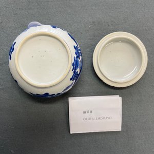 Een Chinese blauw-witte wierookbrander en deksel met antiquiteiten, Kangxi — foto 23