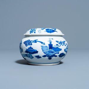 Een Chinese blauw-witte wierookbrander en deksel met antiquiteiten, Kangxi — foto 5