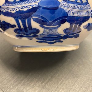 Een Chinese blauw-witte wierookbrander en deksel met antiquiteiten, Kangxi — foto 8