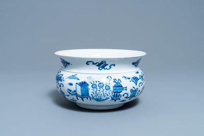Een Chinese blauw-witte wierookbrander met antiquiteiten, 19e eeuw