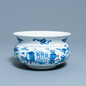 Een Chinese blauw-witte wierookbrander met antiquiteiten, 19e eeuw — foto 1