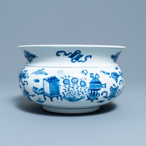 Een Chinese blauw-witte wierookbrander met antiquiteiten, 19e eeuw — foto 4