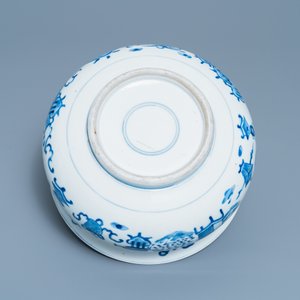 Een Chinese blauw-witte wierookbrander met antiquiteiten, 19e eeuw — foto 7