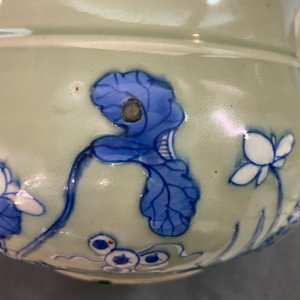 Een Chinese blauw-witte wierookbrander met celadon fondkleur, Kangxi — foto 11